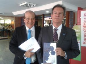Solenidade de lançamento do meu novo livro "Orientações aos Conselhos Profissionais". Foto com o Presidente do TCU Augusto Nardes.